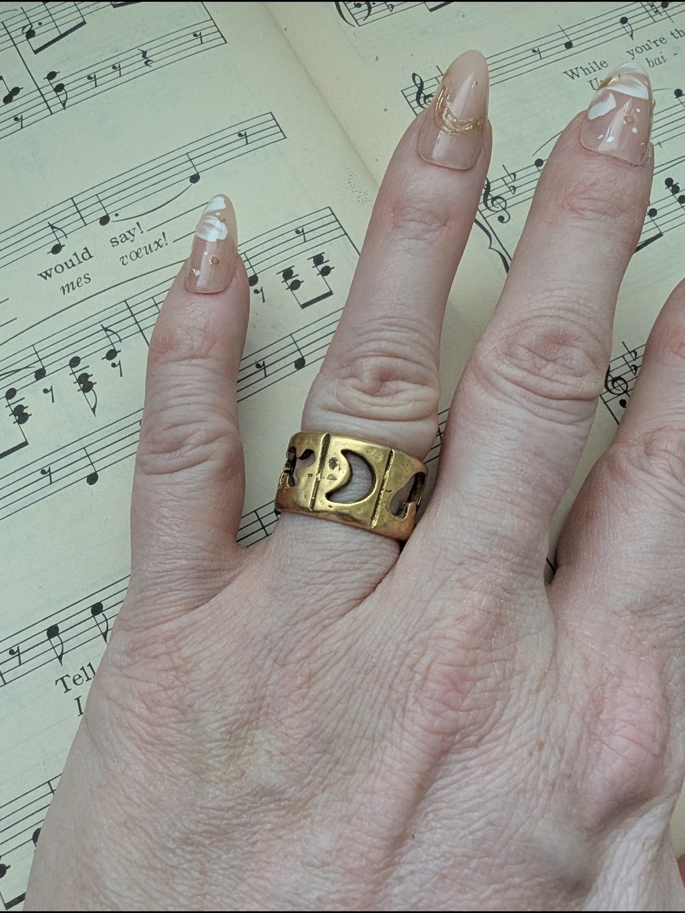 Gold Moon Cutout Band Ring - Goldtone Women's Jewelry Size 6 - Picture 3 of 15